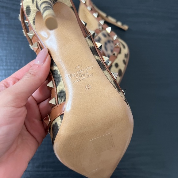 Valentino Garavani Leopard Rockstud Pumps - Picture 5 of 11